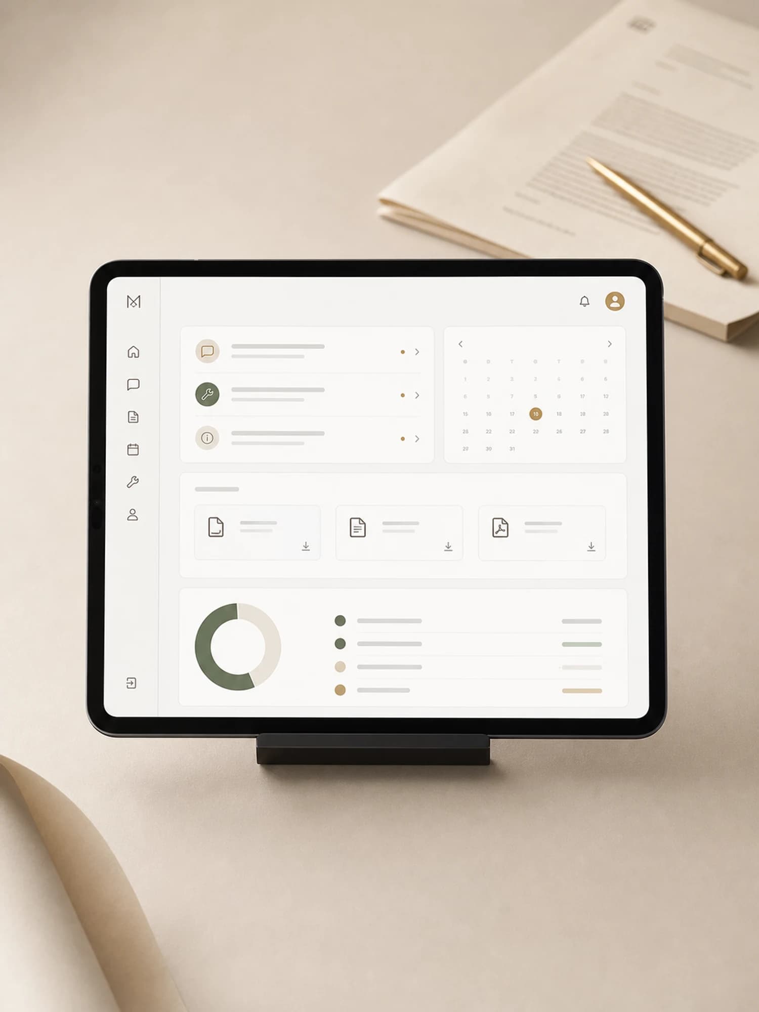 iPad Pro auf einem niedrigen Halter auf cremefarbener Papieroberfläche zeigt das Immorium-Mieterportal mit Nachrichten-Karten, einem Kalender-Widget und einer Zahlungsübersicht